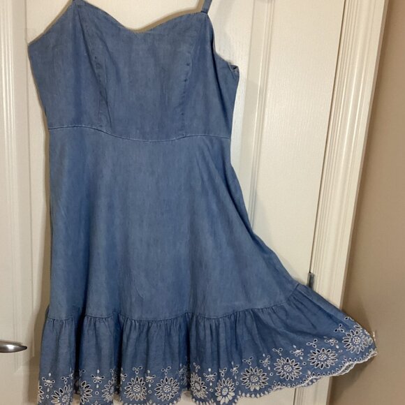 Old Navy Women's Denim Style Dress Size M Adjustable Straps Eyelet Ruffle Hem - Picture 1 of 9
